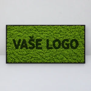 Obdĺžnikový obraz zo svetlozeleného lišajníka s tmavozeleným nápisom „VAŠE LOGO“, čierny rám.