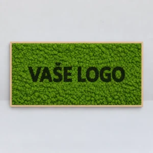 Obdĺžnikový obraz zo svetlozeleného lišajníka s tmavozeleným nápisom „VAŠE LOGO“, borovicový rám.