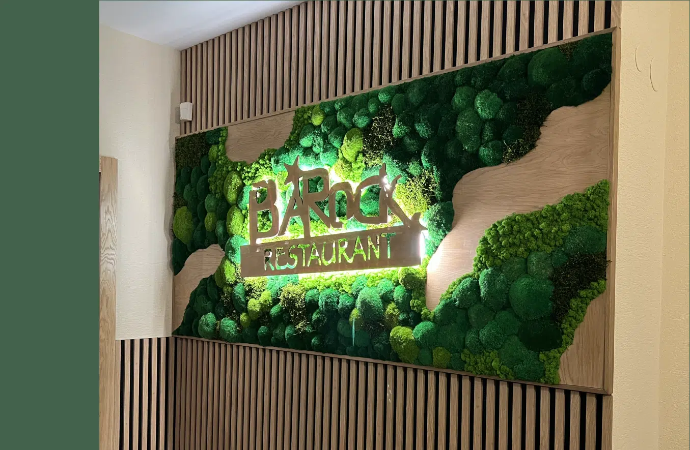 Podsvietená machová stena s logom Barock v interiéri