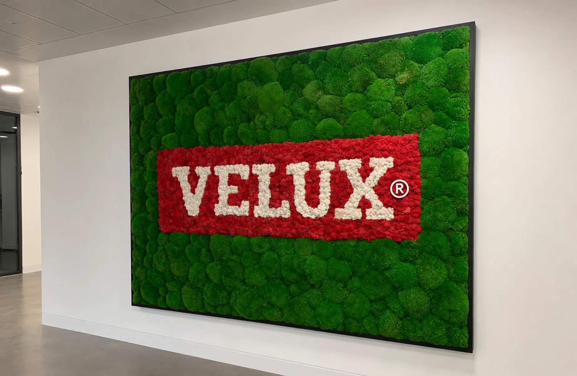 Machová stena s červeným logom VELUX