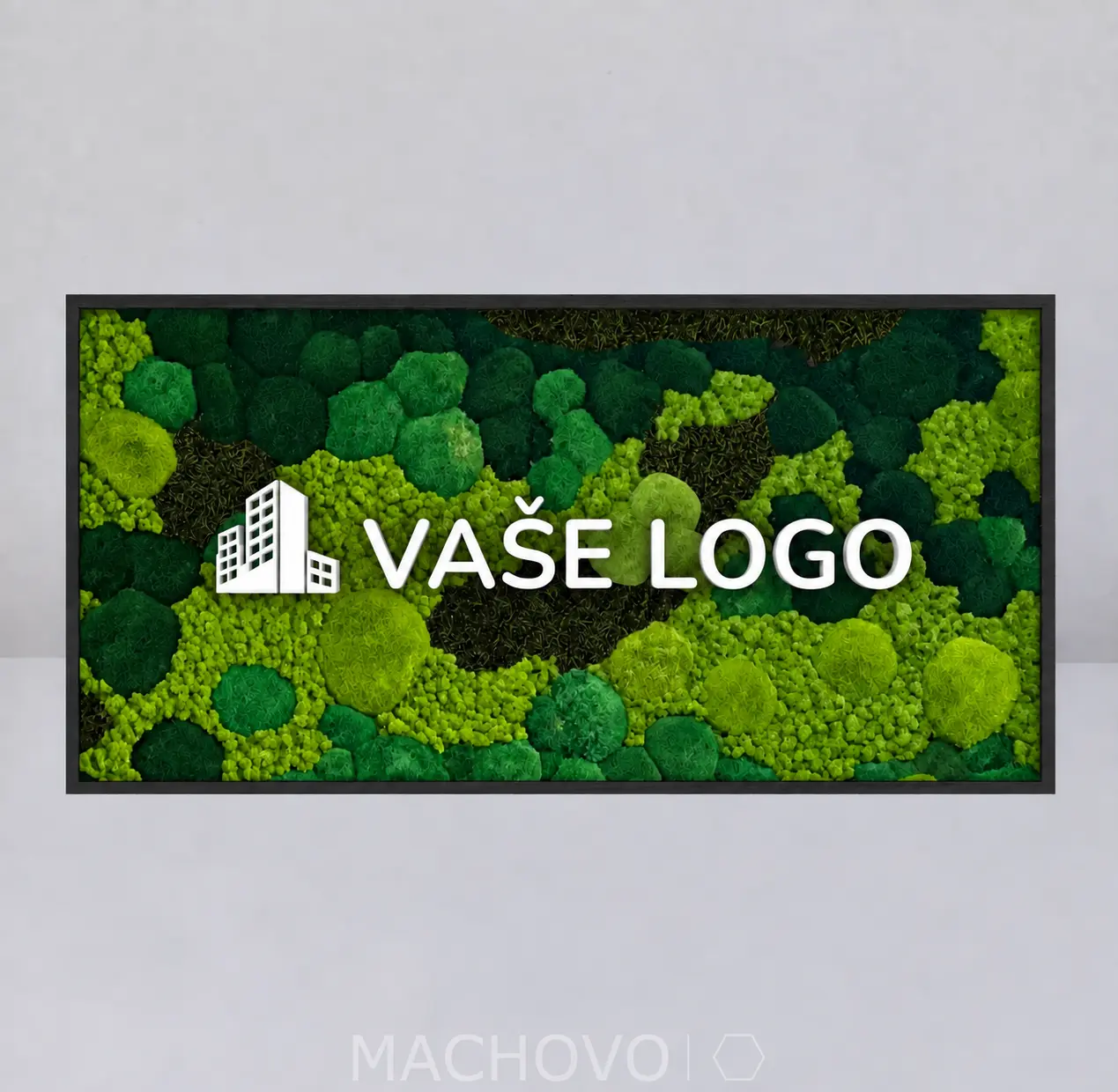 Obdĺžnikový machový obraz Verdara s kombináciou svetlých a tmavých zelených štruktúr, bielym nápisom „VAŠE LOGO“ a symbolom budov, čierny rám.