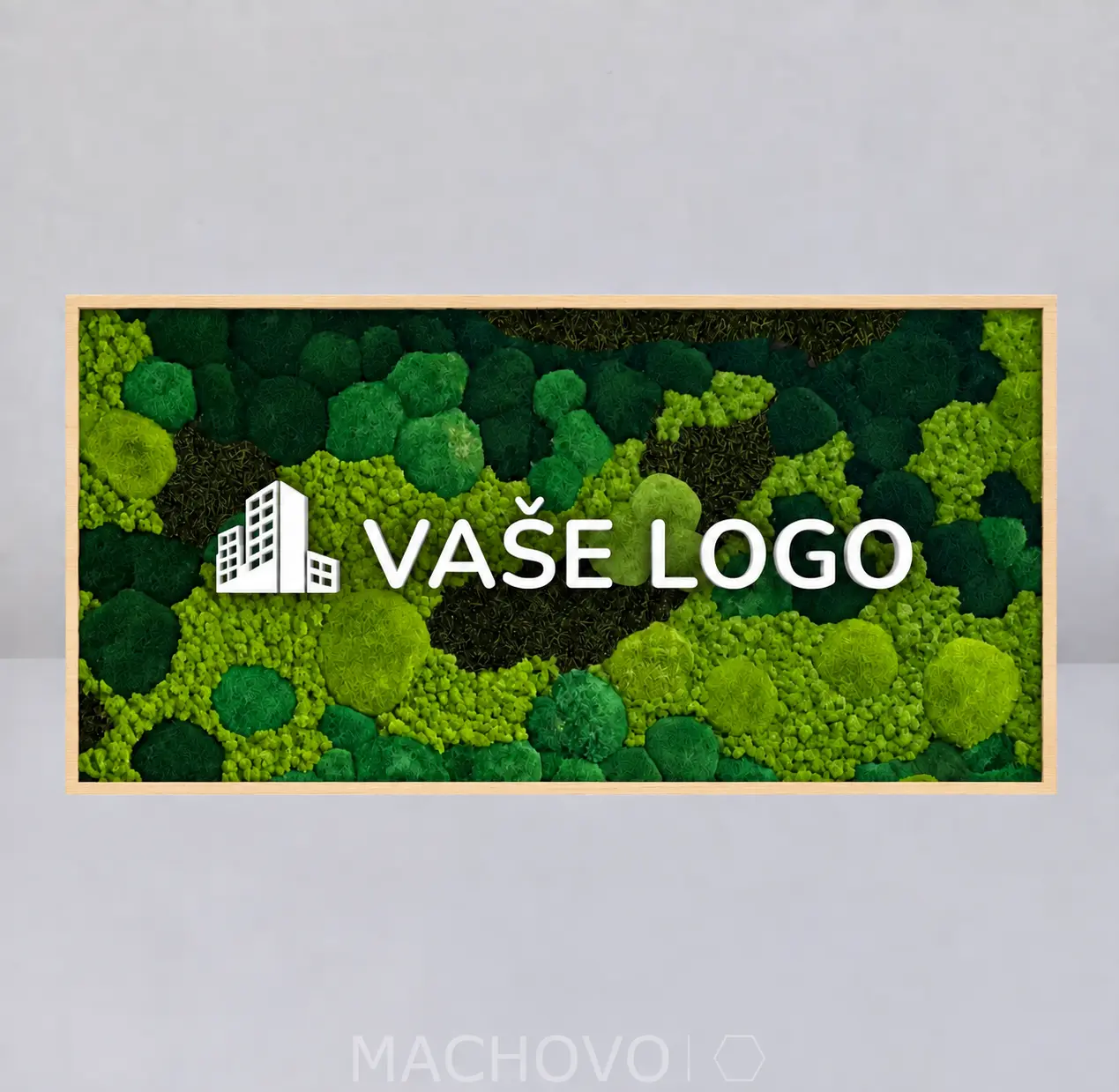 Obdĺžnikový machový obraz Verdara s kombináciou svetlých a tmavých zelených štruktúr, bielym nápisom „VAŠE LOGO“ a symbolom budov, borovicový rám.