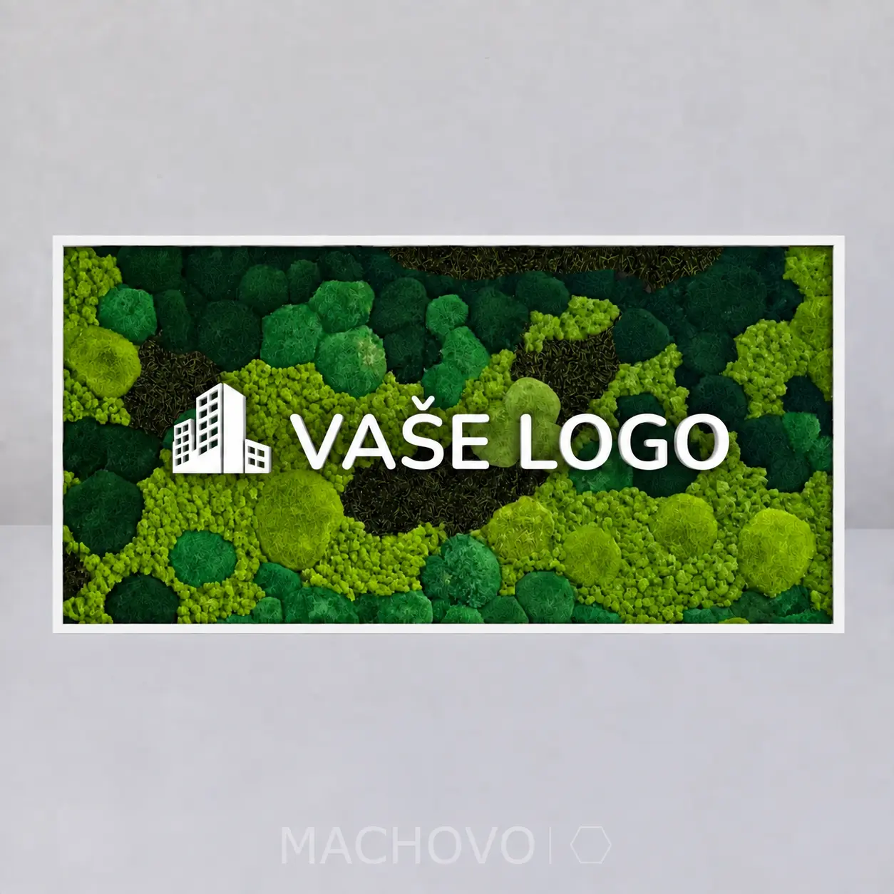 Obdĺžnikový machový obraz Verdara s kombináciou svetlých a tmavých zelených štruktúr, bielym nápisom „VAŠE LOGO“ a symbolom budov, biely rám.
