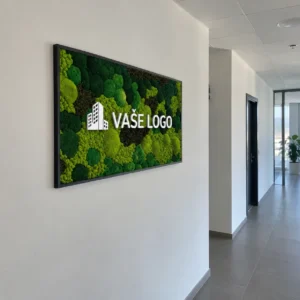 Vizualizácia machového obrazu Verdara s bielym nápisom „VAŠE LOGO“ v tmavom ráme na svetlej stene kancelárskej chodby, pohľad zboku.