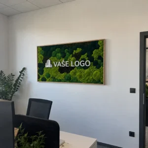 Vizualizácia machového obrazu Verdara s bielym nápisom „VAŠE LOGO“ v drevenom ráme na svetlej stene pri pracovnom stole.